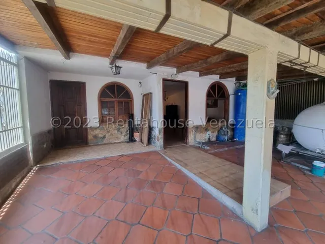 Maritza Lucena Tiene En Venta De Casa En Esquina De Uso Comercial Y Residencial En Cabudare, 2 Locales A Pie De Calle, Alto Tráfico, Cerca A Centros Médicos, Educativos.