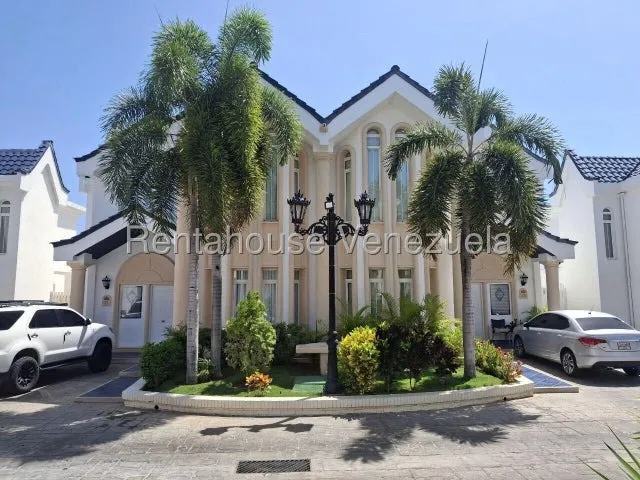 Espectacular Town-house En Venta En La Urbanización Costa Azul Porlamar. Fabiola.  25-18567.