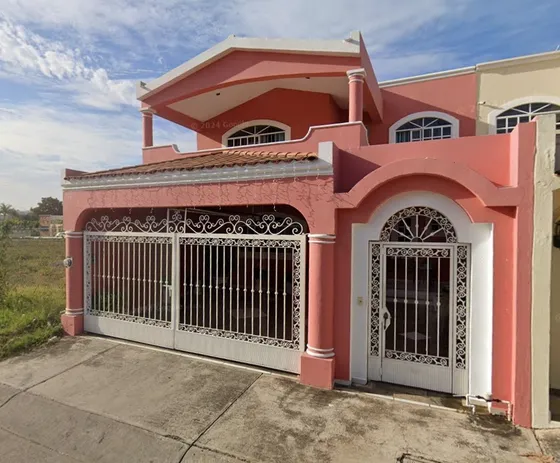 Excelente Casa, Cerca De Avenidas Principales.