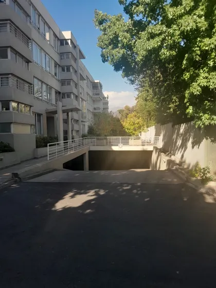¡estacionamiento Seguro Y Conveniente En Raúl Labbé!