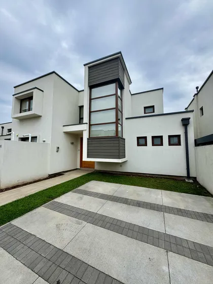 Arriendo Moderna Casa Condominio Cataluña