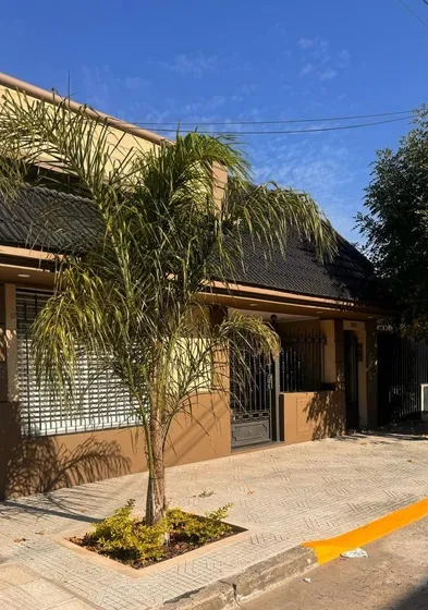 Venta Casa Con 2 Departamentos Independientes En  La Tablada, Bs As