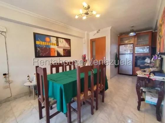 Apartamento En Venta Inm Centro De Naguanagua Iluminado Y Fresco Con Una Excelente Ubicación En La Av Universidad Cercano A Todos Los Comercios Y Servicios De La Zona, Piso Bajo. 25-20001