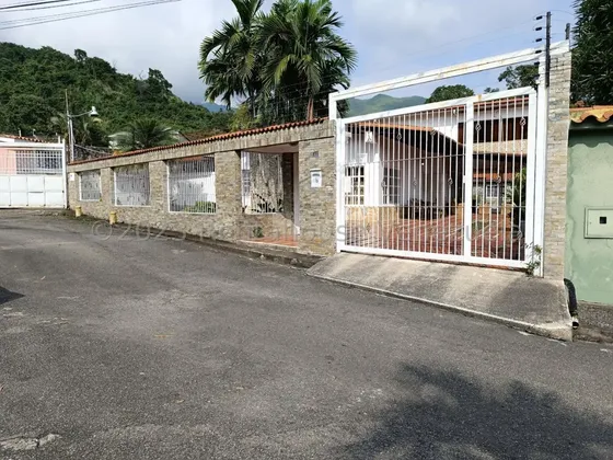 En Venta Hermosa Y Espaciosa Casa Ubicada En Una De Las Zonas Mas Privilegiadas Del Limón 25-16199