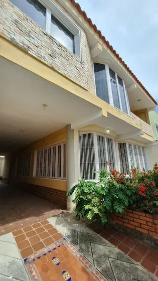 Se Ofrece Para La Venta Quinta Ubicado En: Urb. Villa Ingenio Ii, Sector La Morita I. Municipio Santiago Mariño. Edo. Aragua Cliente Directo