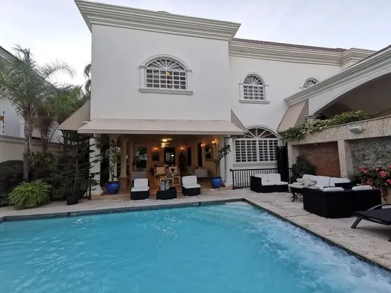 Casa En Alquiler Para Embajadas En Bella Vista Vacia O Amueblada De 5 Habitaciones 
