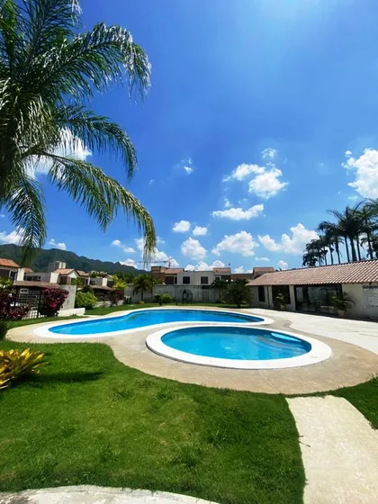 Townhouse En Naguanagua, Urbanización Mañongo, Res. Villa Orense. Lm.p