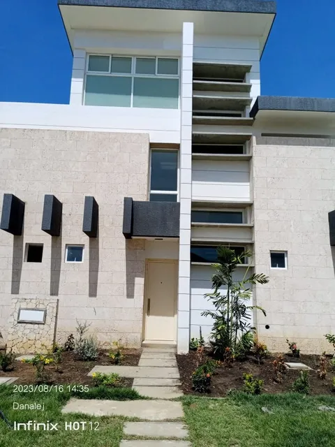 En Venta Town-house En Obra Blanca, Ubicado En Puerto Morrocoy Tucacas Estado Falcón / Emer.