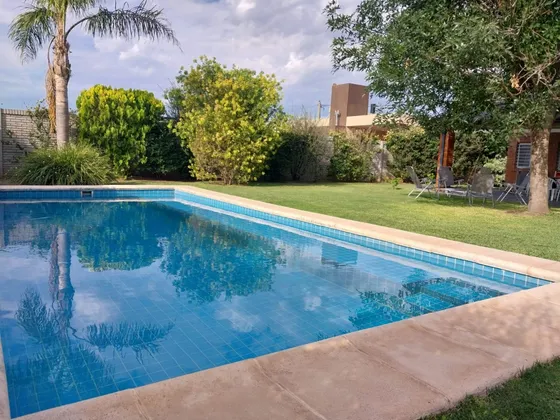 Casa En 2 Plantas Amoblada 4 Dormitorios, Quincho  Parque Parquizado Piscina Para Cochera Para 3 Vehiculos Cubiertos Funes Town A Partir De Febrero, Valor Negociable