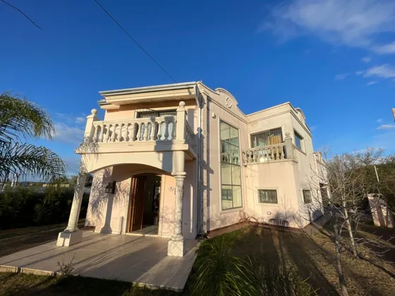Amplia Y Moderna Casa En Venta De 3 Dormitorios C/cochera En Lomas De Mendiolaza