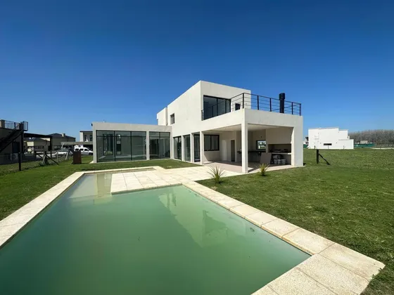 Casa En Venta - 3 Dormitorios 2 Baños - Canning