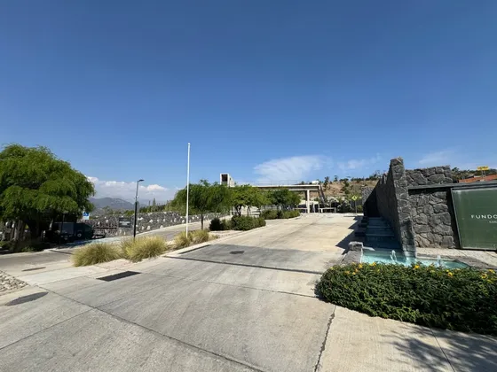 Con Inmejorable Vista Y Orientación Norte En Fundo La Dehesa