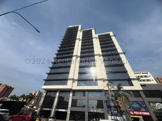Maritza Lucena Alquila Moderna Oficina Con Acabados De Primera En La Torre Empresarial Más Emblemática De Barquisimeto, #25 11- Seguridad 24/7. Amplios Espacios, Pisos En Alfombras.