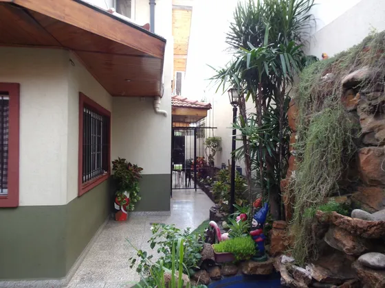  Vende Dueño Directo. Chalet De 2 Plantas Y Quincho.  Cerca Zona Comercial Y De Escolaridad Primaria, Secundaria Y Terciaria. A 2 Cuadras De Paradas De Colectivos Y 3 Del Ferrocarril Belgrano Norte