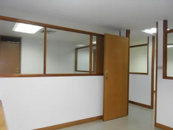 Amplia Oficina En Torre Ejecutiva Con Área Para Recepción, 4 Cubículos, Sala De Conferencia Y Área De Café. Repisas Y Muebles Empotrados En Madera, Circuito Cerrado De Vigilancia