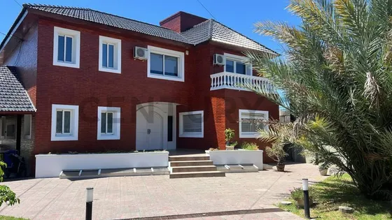 Venta | Moderna Casa De 3 Dormitorios Con Pileta, Cochera Doble Y Gran Jardín