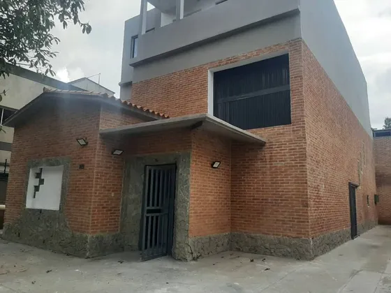 Casa Comercial En Alquiler Los Chaguaramos 1200m²