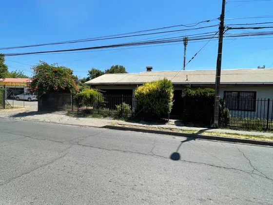 Casa Con Jardín, Estacionamiento Y Bodega.