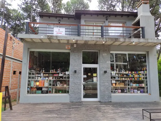  Excelente Local Comercial Con 2 Departamentos.