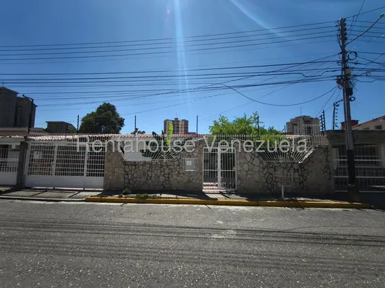 Se Vende Hermosa Y Espaciosa Casa Acceso A Las Principales Vias Urb El Centro 26-12697 Miriam