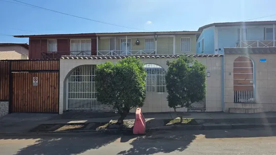Se Vende Hermosa Propiedad De Dos Pisos En El Sector Norte.