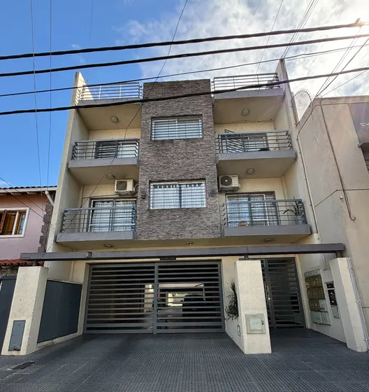 Excelente Departamento 2 Ambientes Con Cochera - Apto Crédito