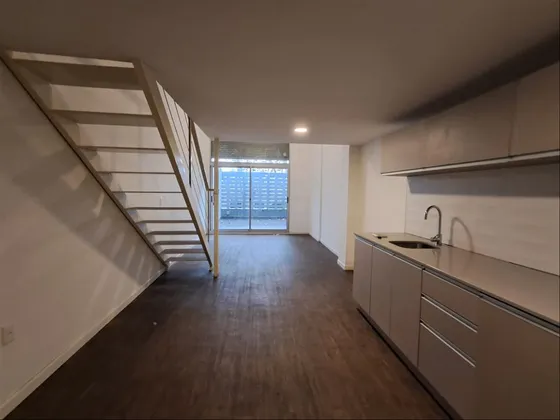 Alquiler De Loft En Pocitos, 2 Baños Y Patio Al Frente, Y Gastos Comunes Incluidos