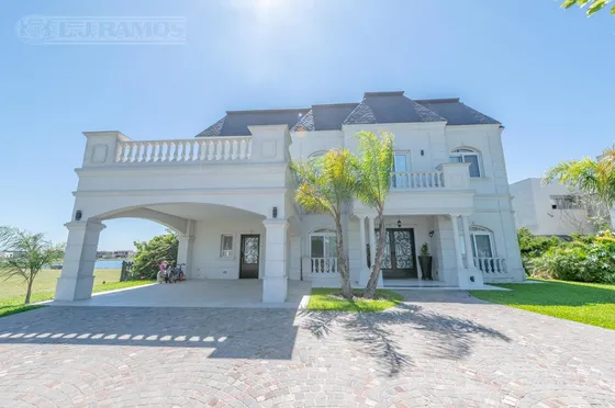 Hermosa Casa Estilo Francés En Muelles, Puertos Del Lago