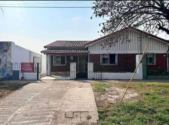 Casa De 2 Habitaciones Con Patio, Lavadero Y Excelente Ubicación Frente A Plaza