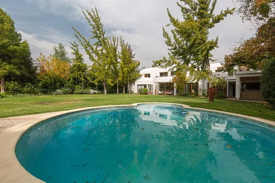 Casa En Venta De 6 Dorm. En Colina