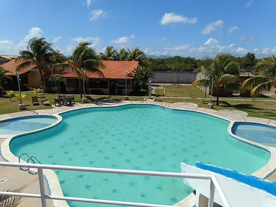 En Venta Townhouse En Residencias La Ensenada, Ciudad Flamingo, Chichiriviche Estado Falcón / Emer.