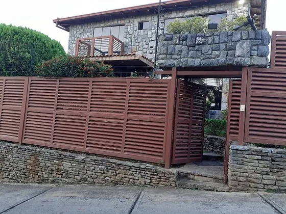 Hermosa Casa En Caicaguana, Remodelada, Cantv, Internet, Tv Por Cable, Planta Electrica, Cerco Electrico Y Camaras De Circuito Cerrado