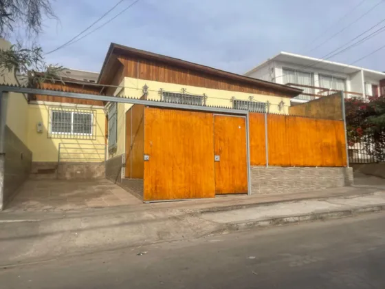 Casa Con Siete Habitaciones Con Baños Y Estacionamiento.