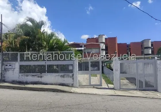 Casa Para Remodelar En Venta En Los Palos Grandes. 2 Niveles Independientes, 6 Hab., Terrazas, Patios, 9 Puestos, Cerca Del Ávila Y Cota Mil. ¡ Ubicación Y Potencial Únicos!