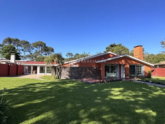 Sólida Casa En Venta De 3 Dormitorios En Cantegril, Punta Del Este.