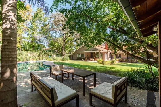 Sensacional Casa En Una Planta Ubicada En Martinez Sobre 936m2 De Lote.