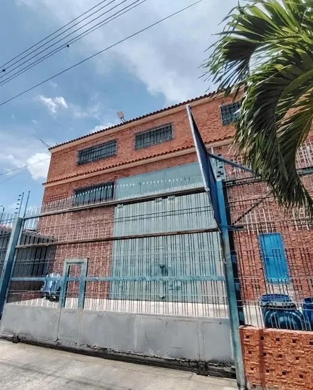 Alquilo Local 150 Metros Zona Industrial Oos Jarales ( Ac)
