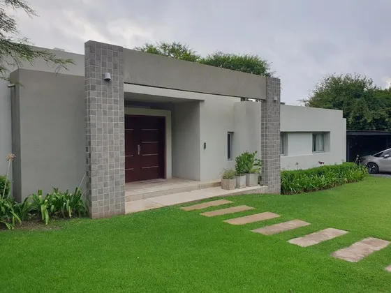 Cinco Lomas: Venta Casa 3 Dormitorios / Una Planta / Con Renta