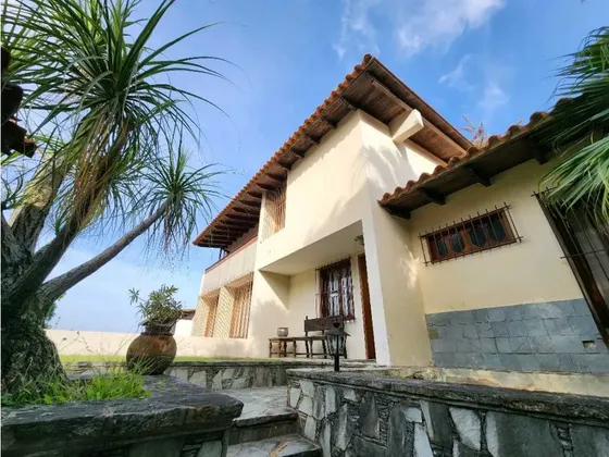 Se Vende Casa 649,26 M2 4h+serv/3.5b+serv/4pe Santa Paula