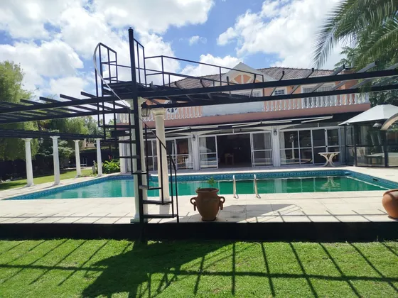 Espectacular Casa Con Gran Salón De Recepción, Cancha De Tenis. El Precio Publicado Es Por La Temporada Completa