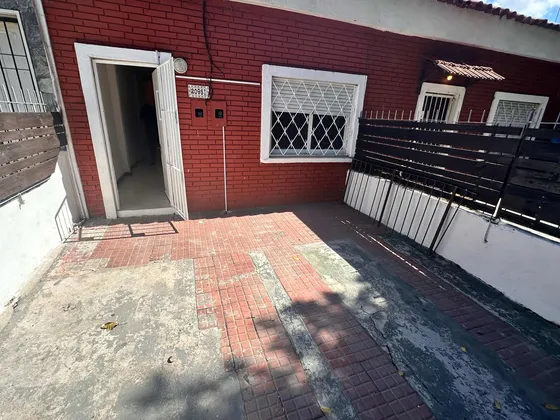 Alquilo Casa 2 Dormitorios,cocina Comedor,baño,patio Con Parrillero,cochera $ 15900 (garantias Anda ,porto Seguro)