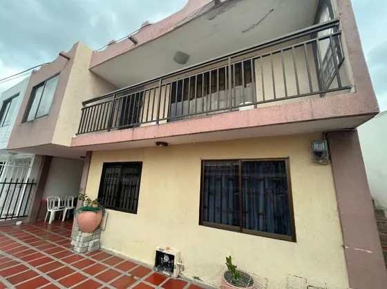 ¡amplia Casa De 2 Pisos Con Doble Entrada Y Excelentes Espacios! Cod. 46351
