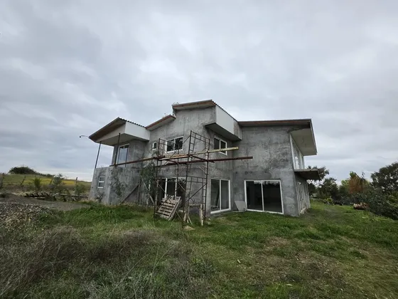 Terreno Con Casa En Obra De 400 M2 Y Alto Flujo Vehicular