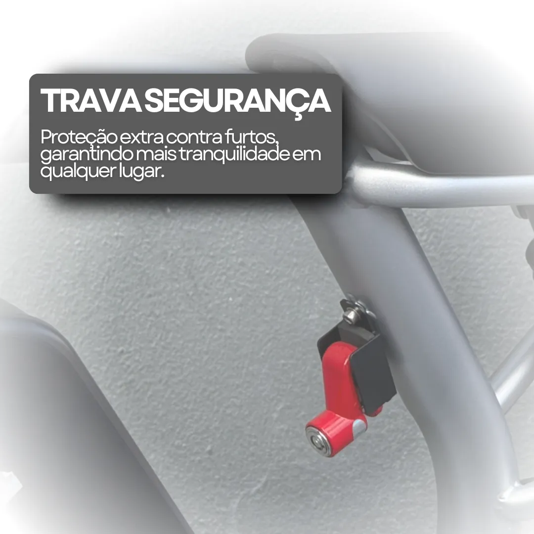 Close-up da trava de segurança vermelha instalada na estrutura da bicicleta elétrica Nado K3, com texto explicando 'Proteção extra contra furtos'.