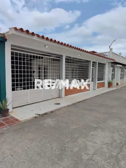 Casa Urbanismo Privado Chalet Santa Eduviges Av. Principal De Bolivariano.