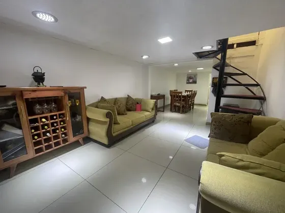 Casa Remodelada 2 Pisos. 3d+1b.