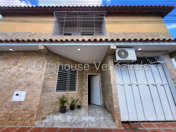 Jip 25-12859. Rent-a-house Vende Casa De 2 Niveles, Con Anexo Tipo Estudio Independiente, En Urbanismo Cerrado. Urb Los Sauces, La Morita.
