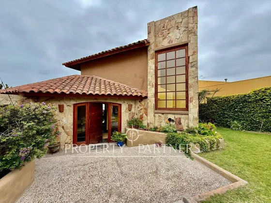 Casa Con Espectacular Vista Poniente En Sector Res...