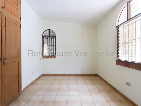 Merli Rodriguez Vende, Excelente Casa De Dos Plantas Para Uso Residencial O Comercial En El Centro-este De La Ciudad.