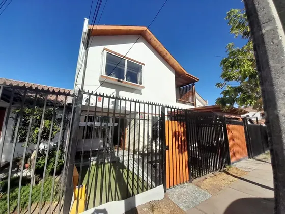 Amplia Casa En Venta De 5 Dorm. 3 Baños En Maipú